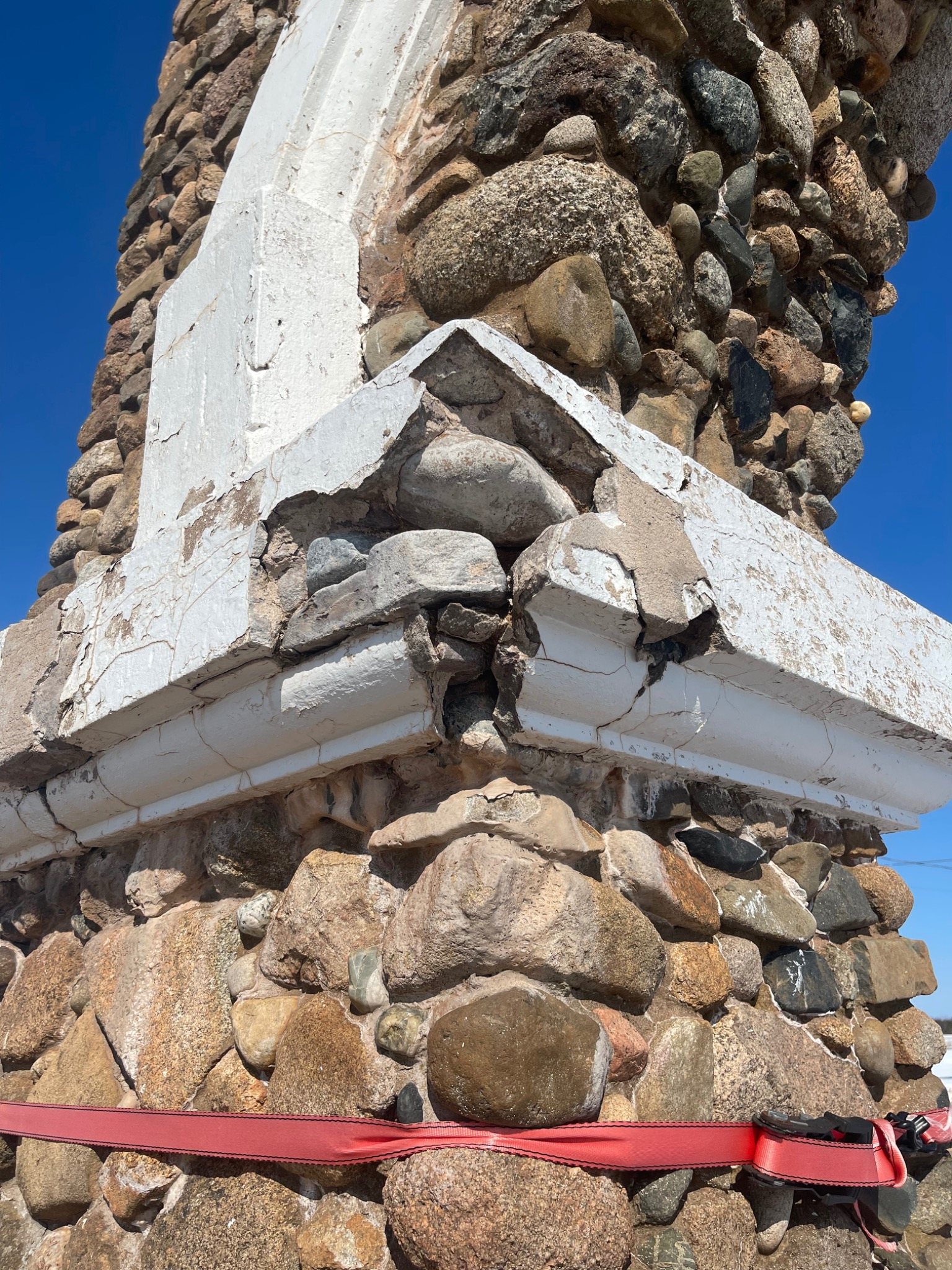 Supported corner of the Mont-Carmel stone monument during masonry rebuilding