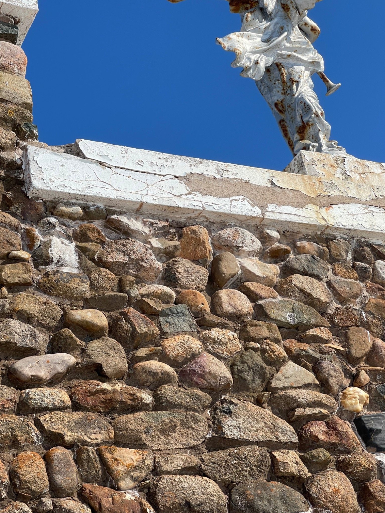 Upper fieldstone masonry and coping detail on the Mont-Carmel cenotaph