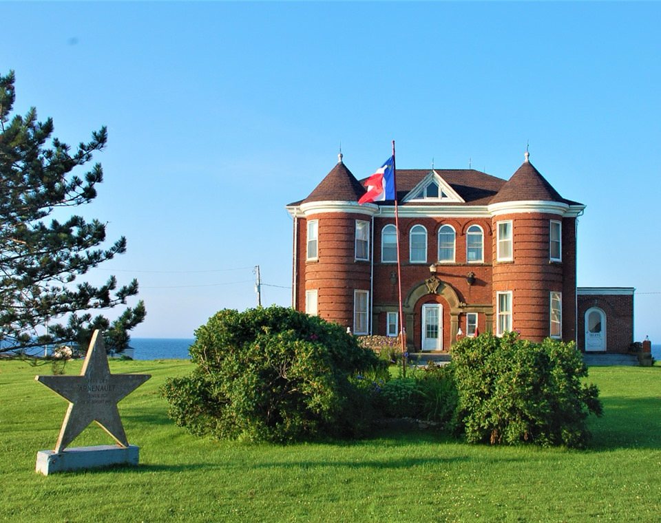 Mont-Carmel Parish House beside Notre-Dame-du-Mont-Carmel Church