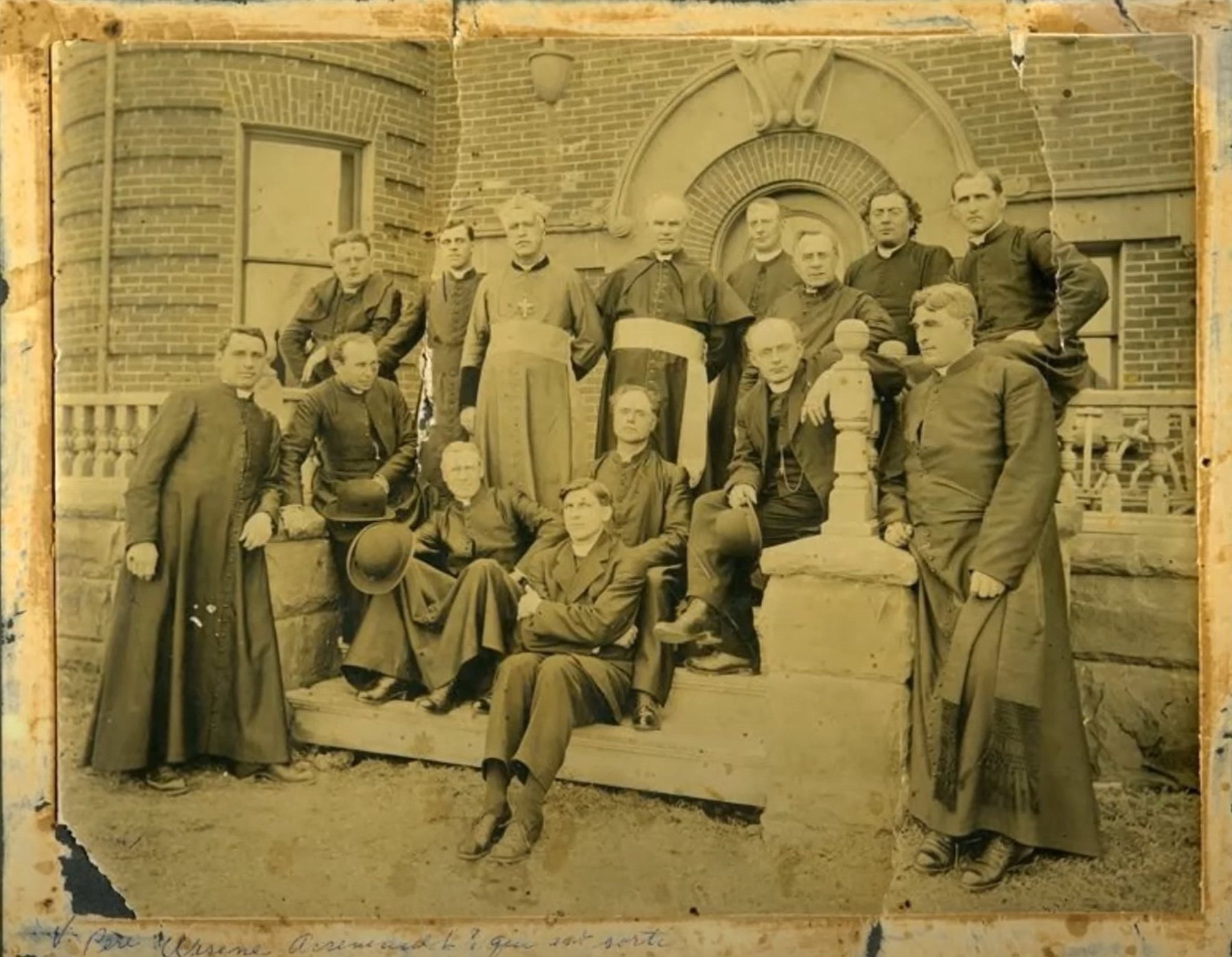 Historic community group photographed in front of the Mont-Carmel Parish House